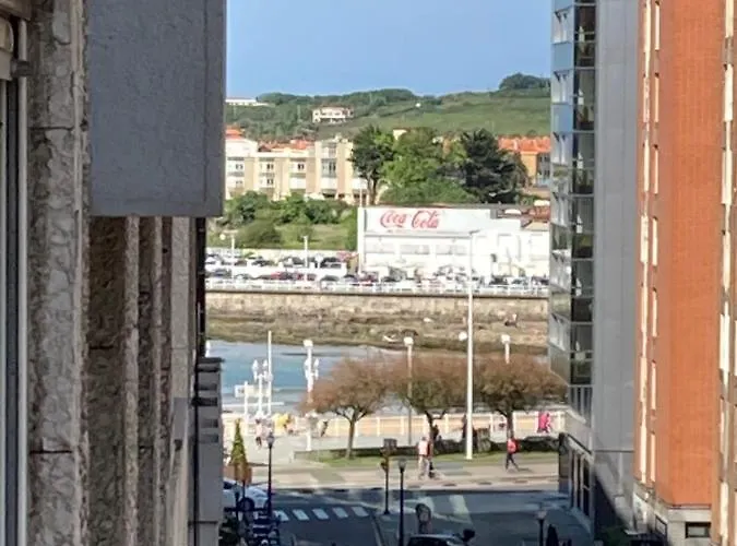 Luminoso Y Acogedor A Un Paso De La Playa Registro Turismo Vut 2467 As アパート